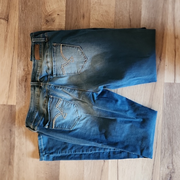Distressed Skinny Jeans - Picture 5 of 5